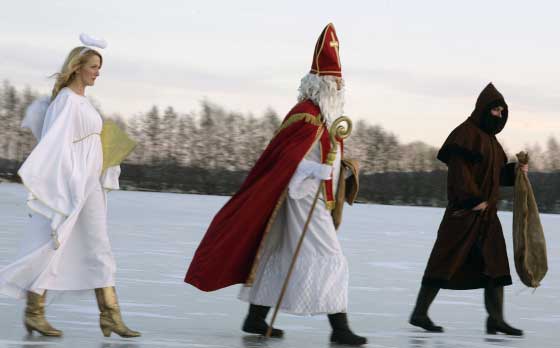 Der Nikolaus mit Engel und Knecht Ruprecht